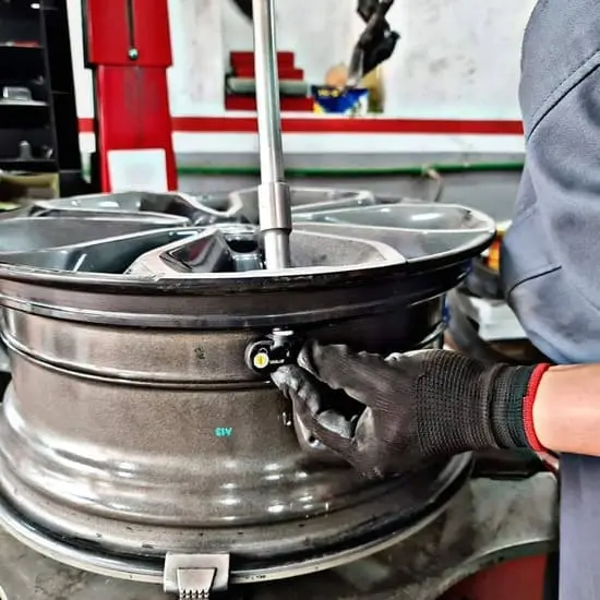 Cảm biến áp suất lốp STEELMATE được lắp đặt 1 cách dễ dàng