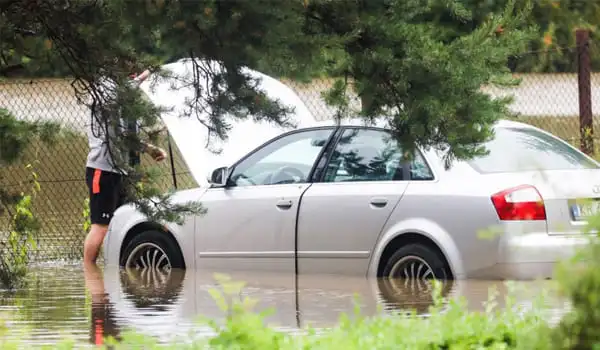 Hậu quả của việc lái xe ô tô qua vùng ngập nước