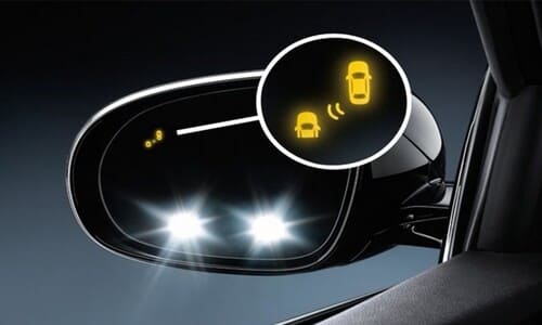 Hệ thống cảnh báo điểm mù chủ động trên xe ô tô 